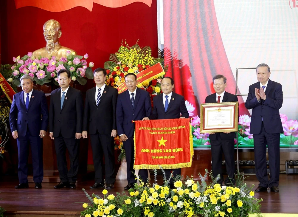 anh hùng lao động.jpg