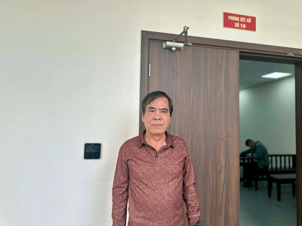 cựu sinh viên kiện trường đại học.jpg