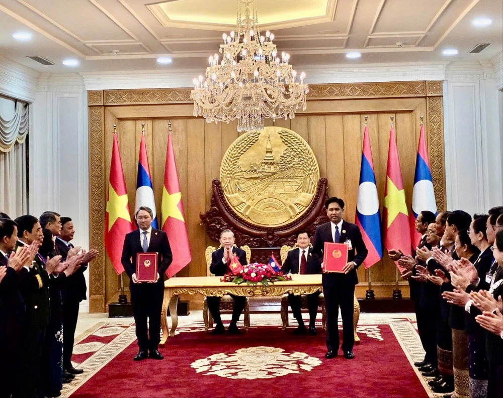 Tổng bí thư tư pháp Lào Việt.jpg