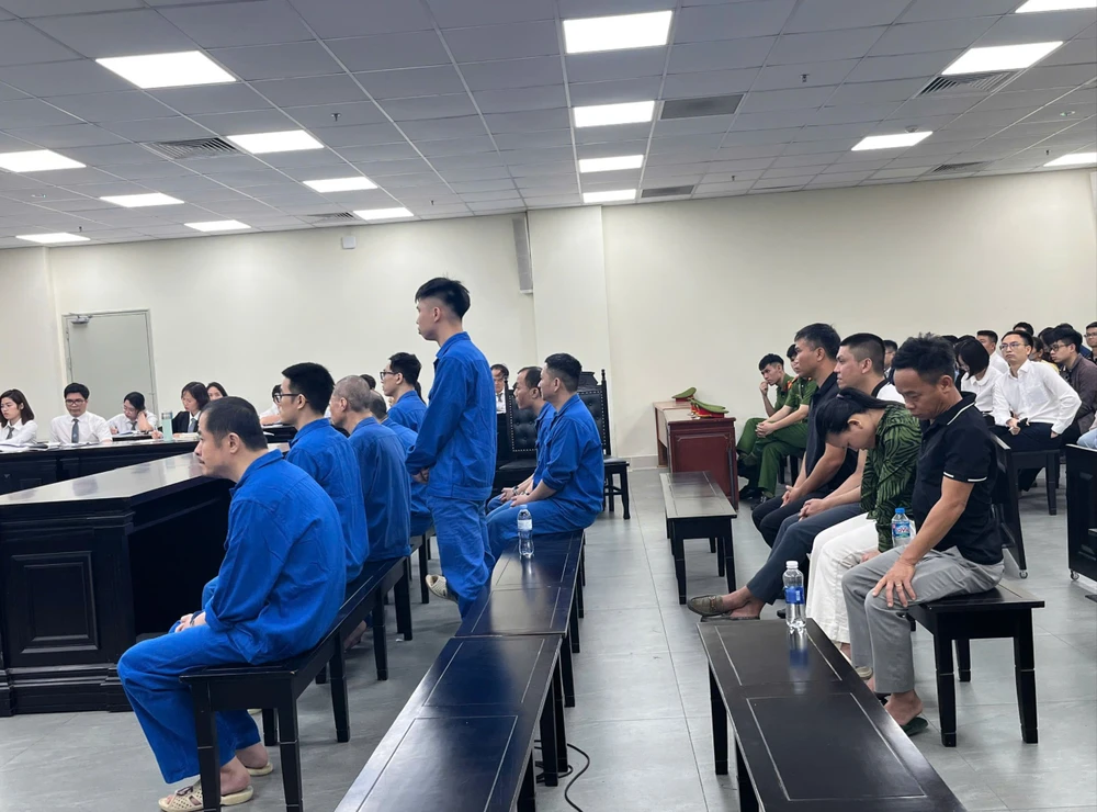 bị cáo tình nhân thẻ visa.jpg