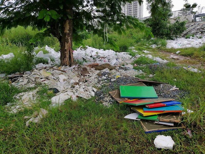 Cận cảnh rác thải tràn ngập đường song hành cao tốc ảnh 1