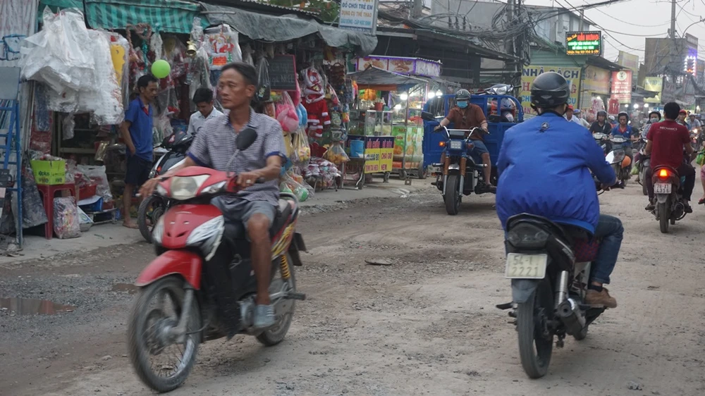 nu-dan-cong-sua-chua2