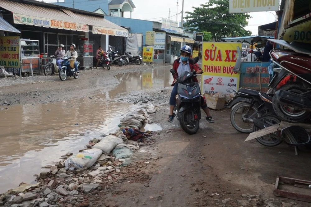 nu-dan-cong-sua-chua8