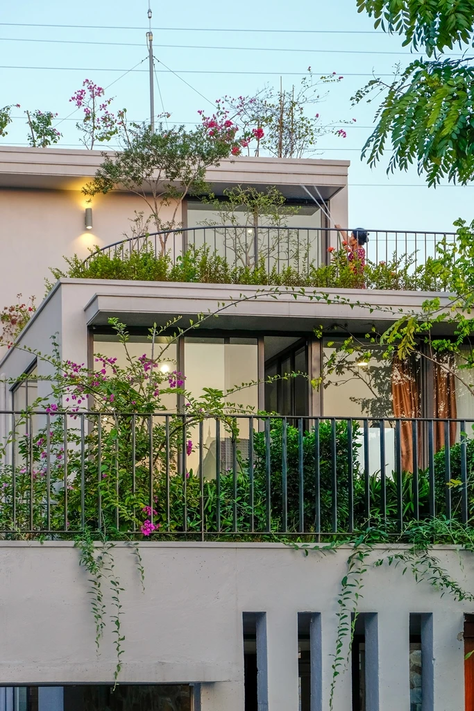 nha-ba-tang-dan-xen-vuon-xanh11