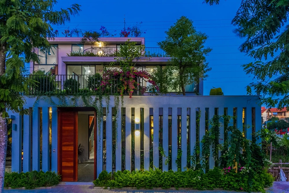 nha-ba-tang-dan-xen-vuon-xanh3