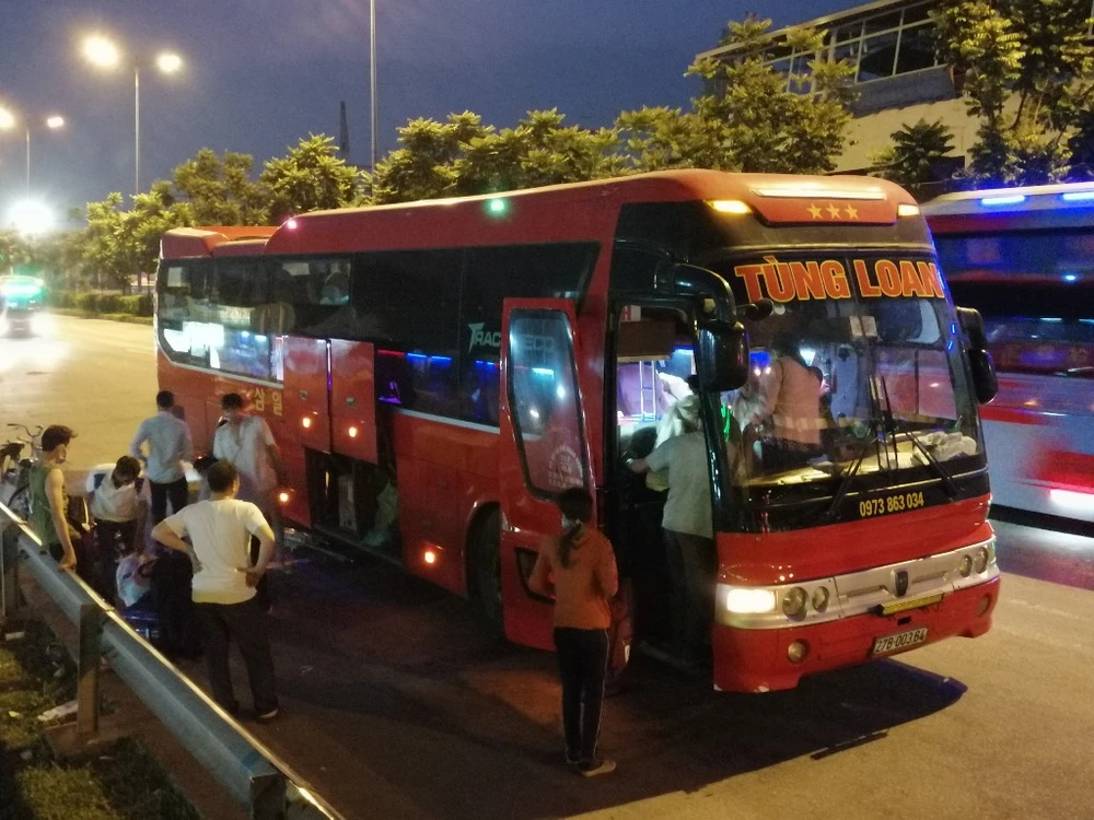 xe-khach-phot-lo-bien-cam10