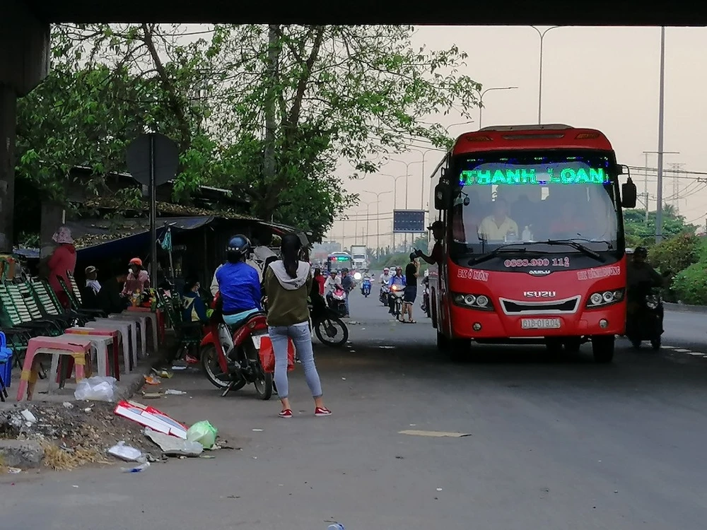 xe-khach-phot-lo-bien-cam2