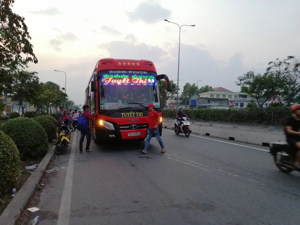 xe-khach-phot-lo-bien-cam4