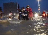 Ngập sâu ngày triều cường, nhiều xe chết máy