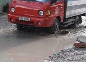 Bình Chánh: Đường Nữ Dân Công cứ mưa lại thành 'hồ bơi'