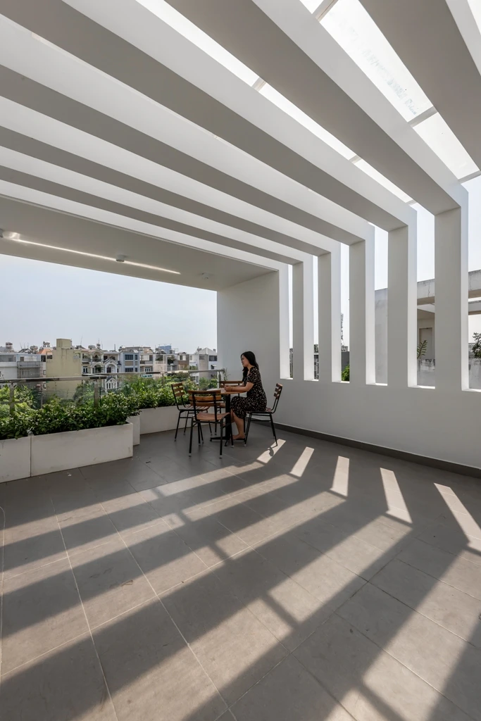 Nha-trong-pho-gieng-troi-hinh-cong-15