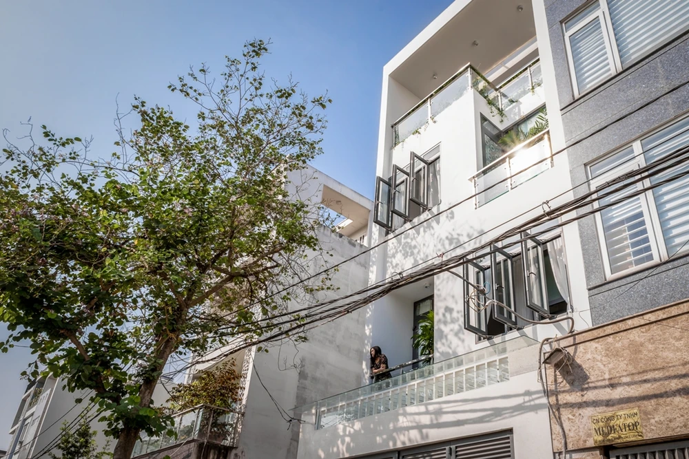 Nha-trong-pho-gieng-troi-hinh-cong-1