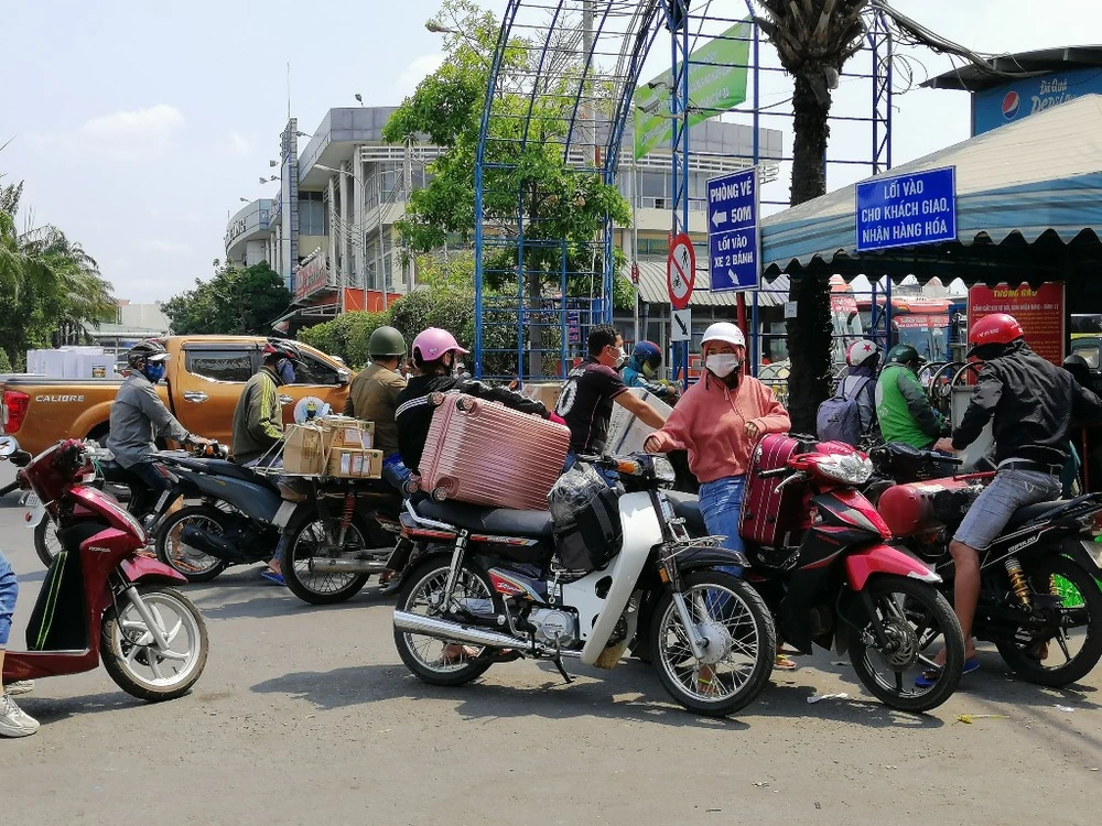 nguoi-dan-ve-que-tranh-dich-COVID19-1