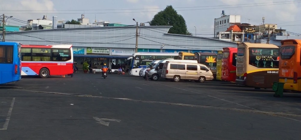 hai-ben-xe-vang-ve-han-che-di-lai-1