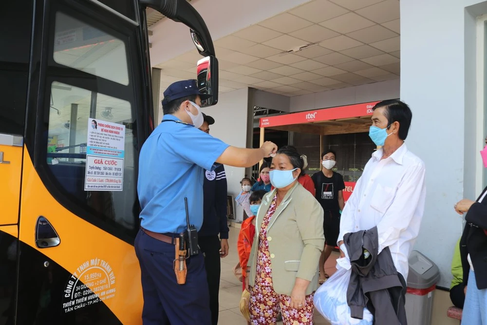 hai-ben-xe-kiem-soat-chat-khai-bao-y-te-10