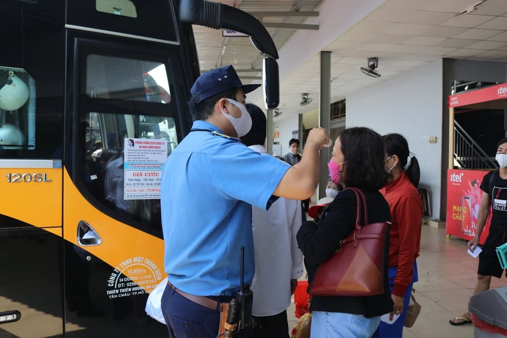 hai-ben-xe-kiem-soat-chat-khai-bao-y-te-8