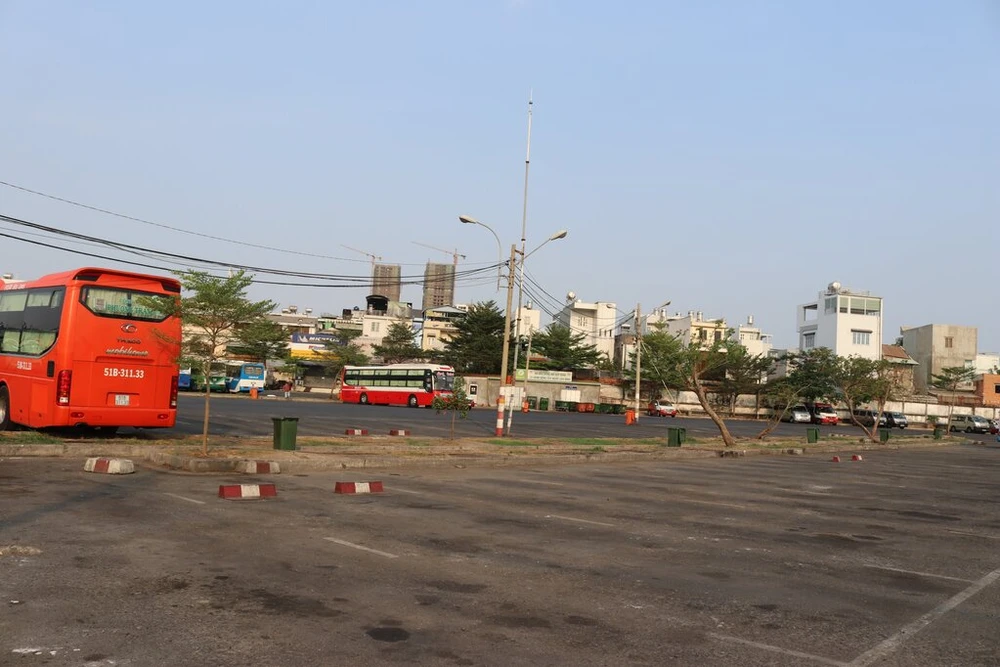 ben-xe-mien-Tay-truoc-gio-cach-ly-xa-hoi-14