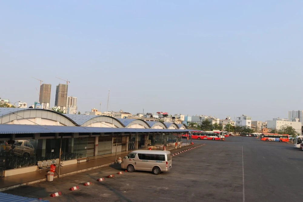 ben-xe-mien-Tay-truoc-gio-cach-ly-xa-hoi-15