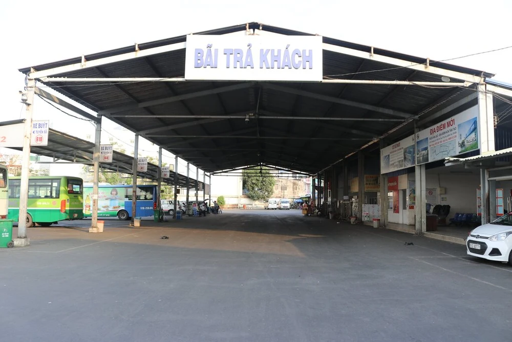 ben-xe-mien-Tay-truoc-gio-cach-ly-xa-hoi-17