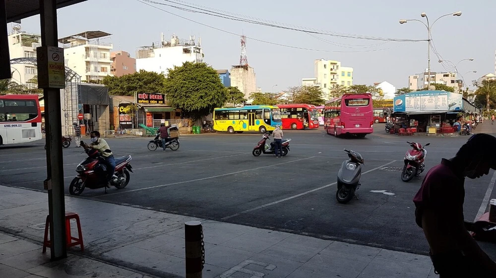 ben-xe-mien-Tay-truoc-gio-cach-ly-xa-hoi-19