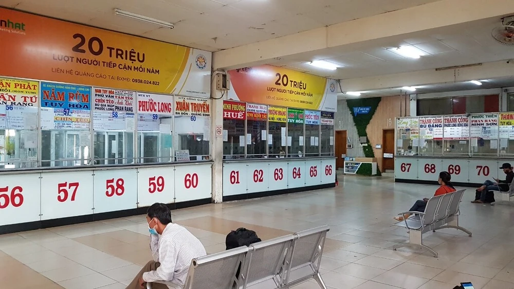 ben-xe-mien-Tay-truoc-gio-cach-ly-xa-hoi-23