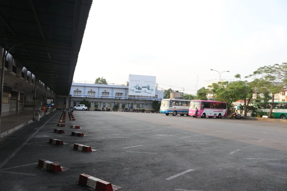 ben-xe-mien-Tay-truoc-gio-cach-ly-xa-hoi-3