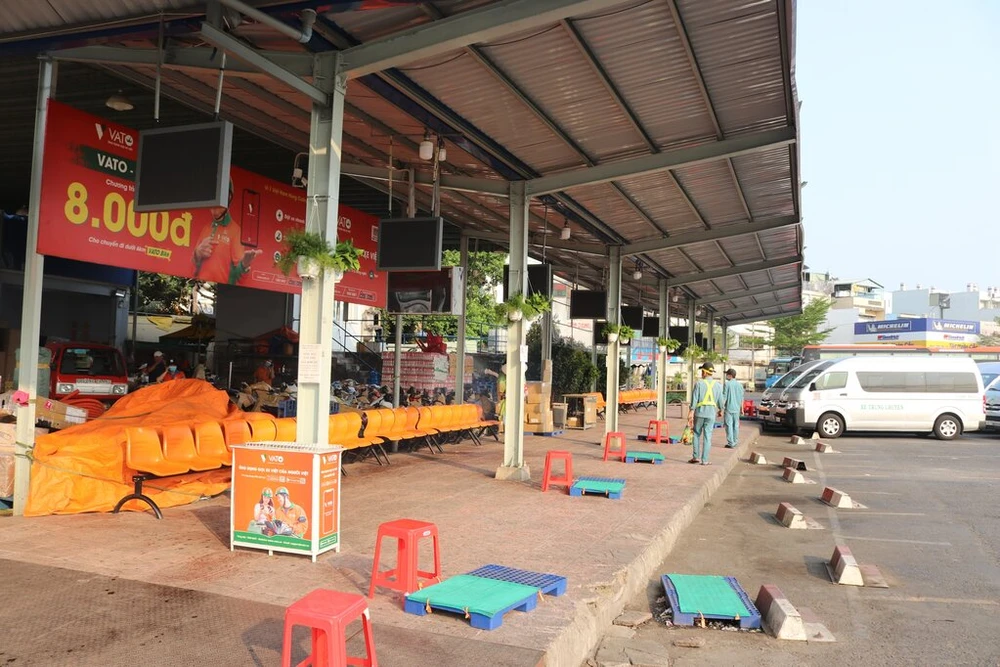 ben-xe-mien-Tay-truoc-gio-cach-ly-xa-hoi-5