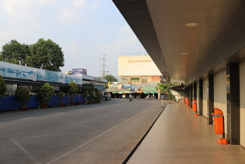 ben-xe-mien-Tay-truoc-gio-cach-ly-xa-hoi-8