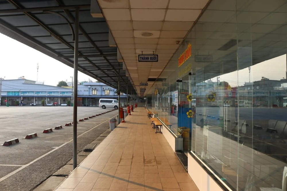 ben-xe-mien-Tay-truoc-gio-cach-ly-xa-hoi-9