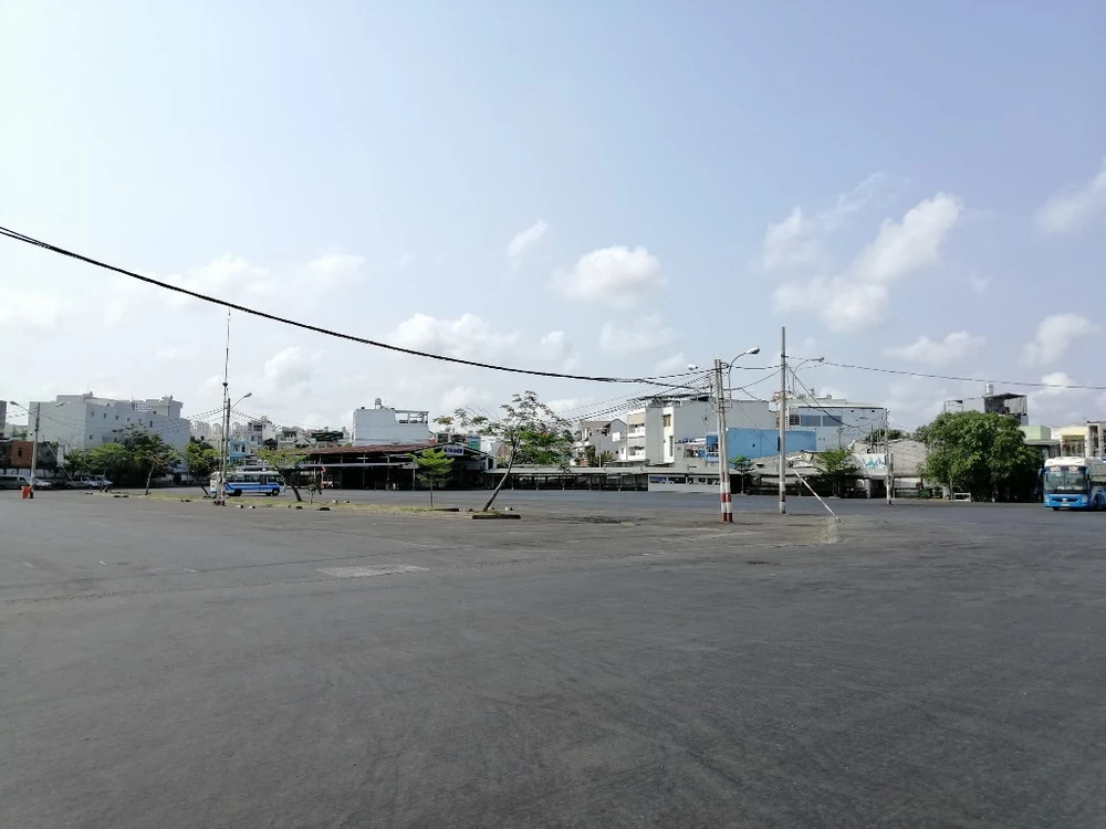 nguoi-dan-un-un-den-ben-xe-11