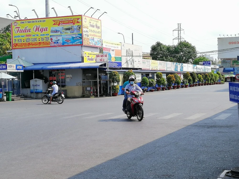 nguoi-dan-un-un-den-ben-xe-7