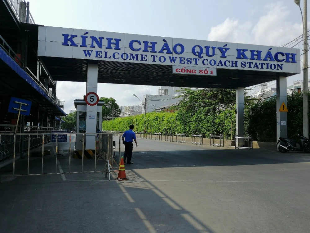 nguoi-dan-un-un-den-ben-xe-8