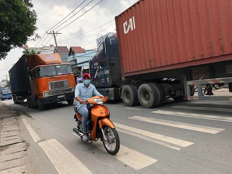 cam-o-to-luu-thong-tren-duong-nguyen-duy-trinh-1