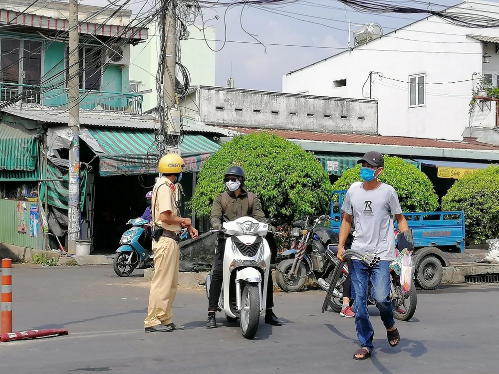 nguoi-dan-quay-dau-pha-cat-lai-4