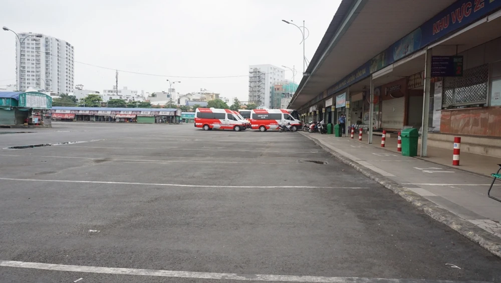 ben-xe-mien-dong-cach-ly-xa-hoi-5