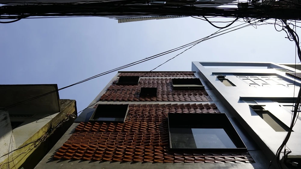 nha-co-mat-tien-gach-nung-1