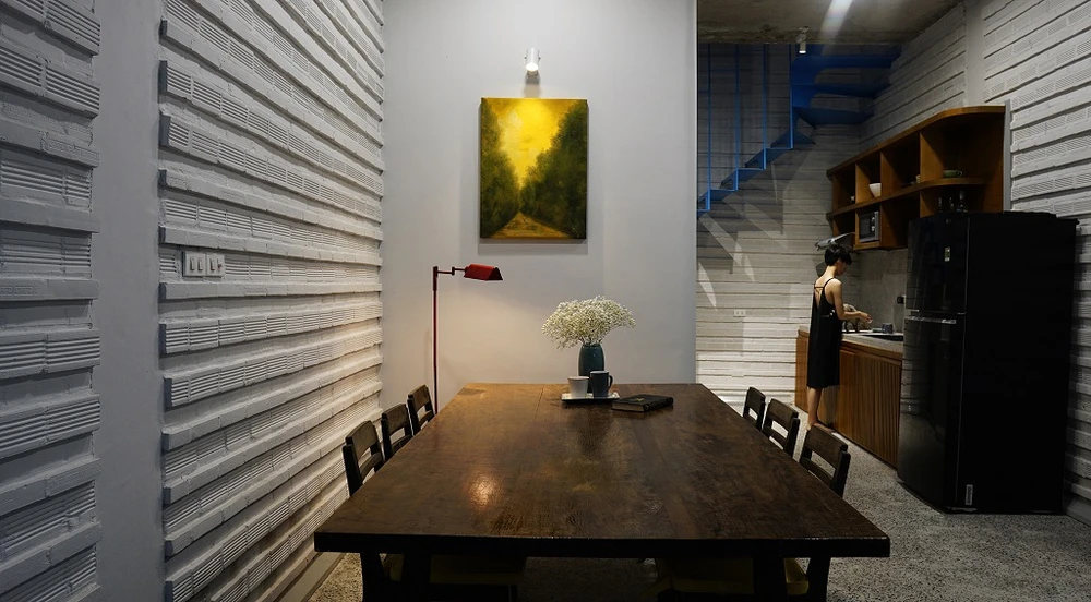 nha-co-mat-tien-gach-nung-4