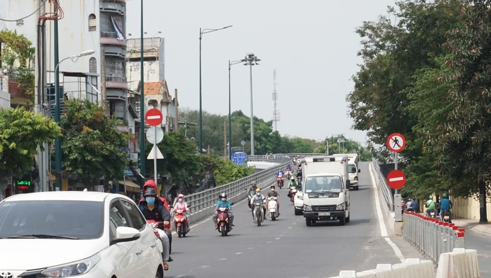 tphcm-noi-long-cach-ly-xa-hoi-10