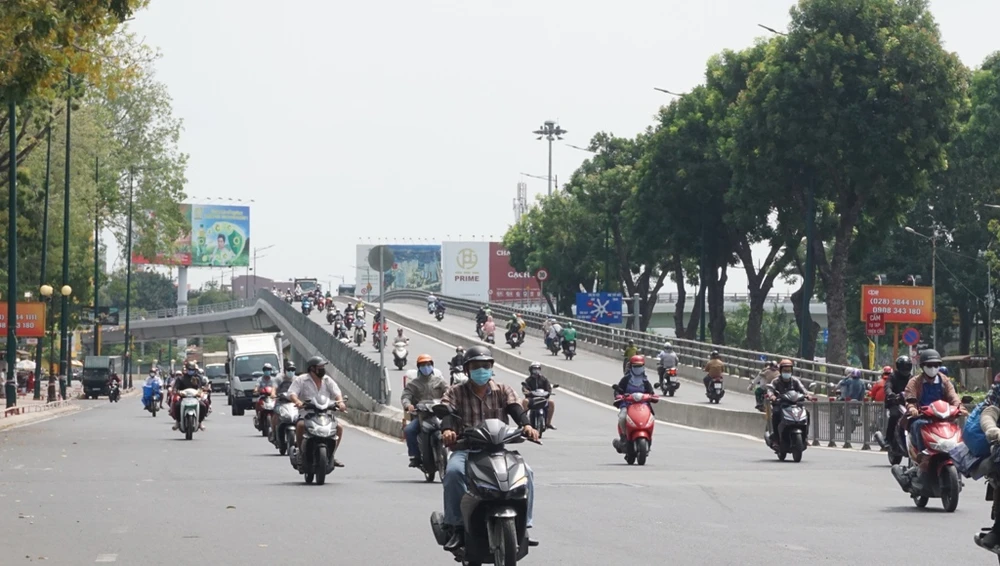 tphcm-noi-long-cach-ly-xa-hoi-11