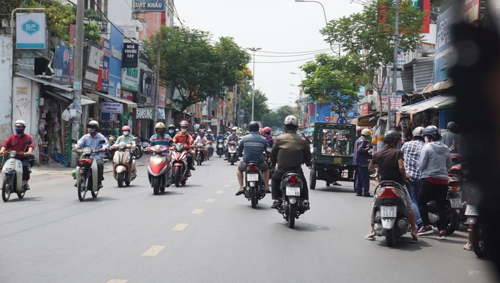 tphcm-noi-long-cach-ly-xa-hoi-12