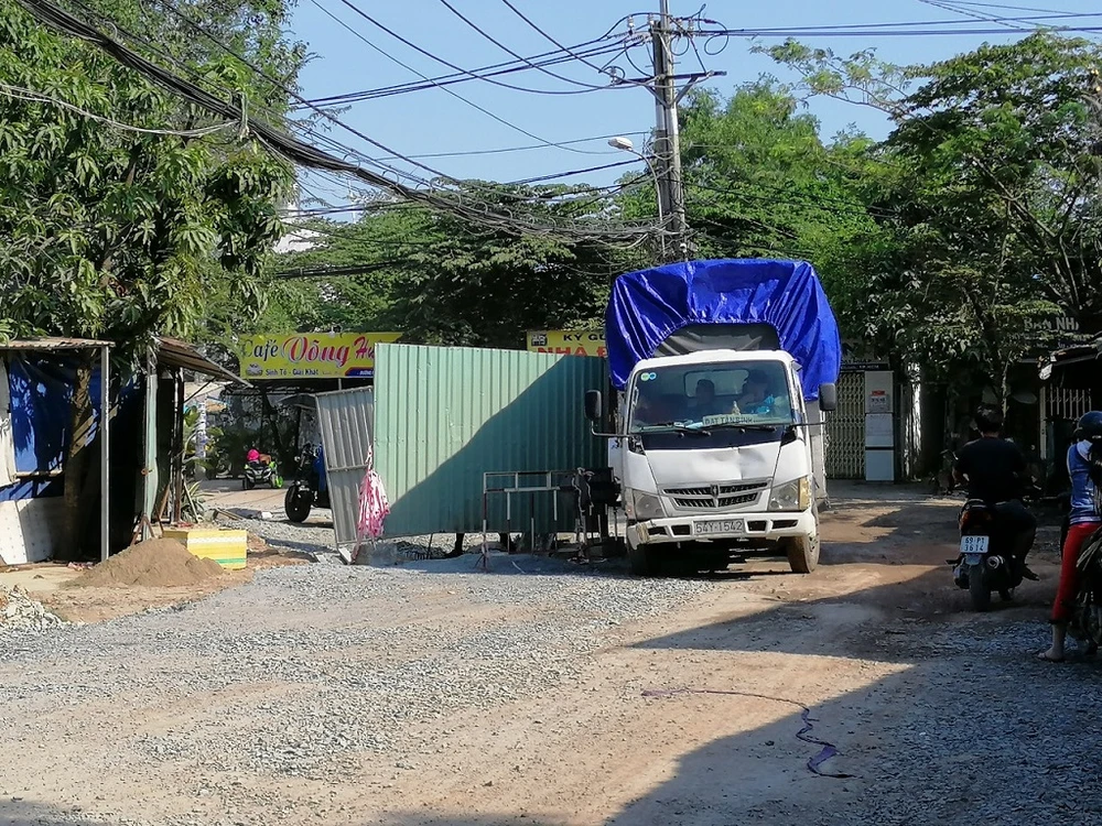 duong-nu-dan-cong-thi-cong-mua-dich-COVID19-7