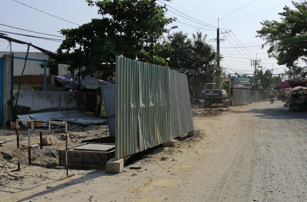 duong-nu-dan-cong-thi-cong-mua-dich-COVID19-8