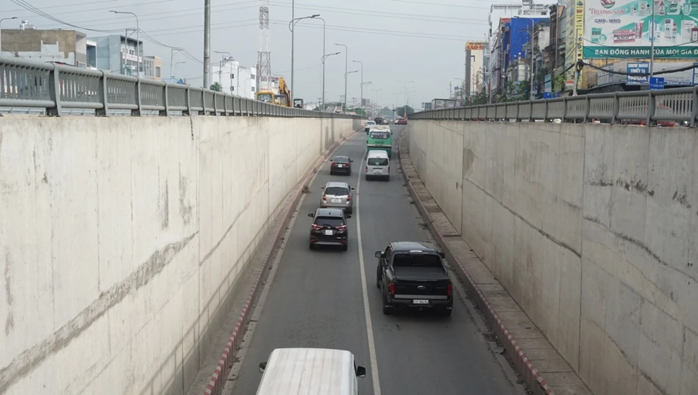 ham-chui-an-suong-thong-xe-11