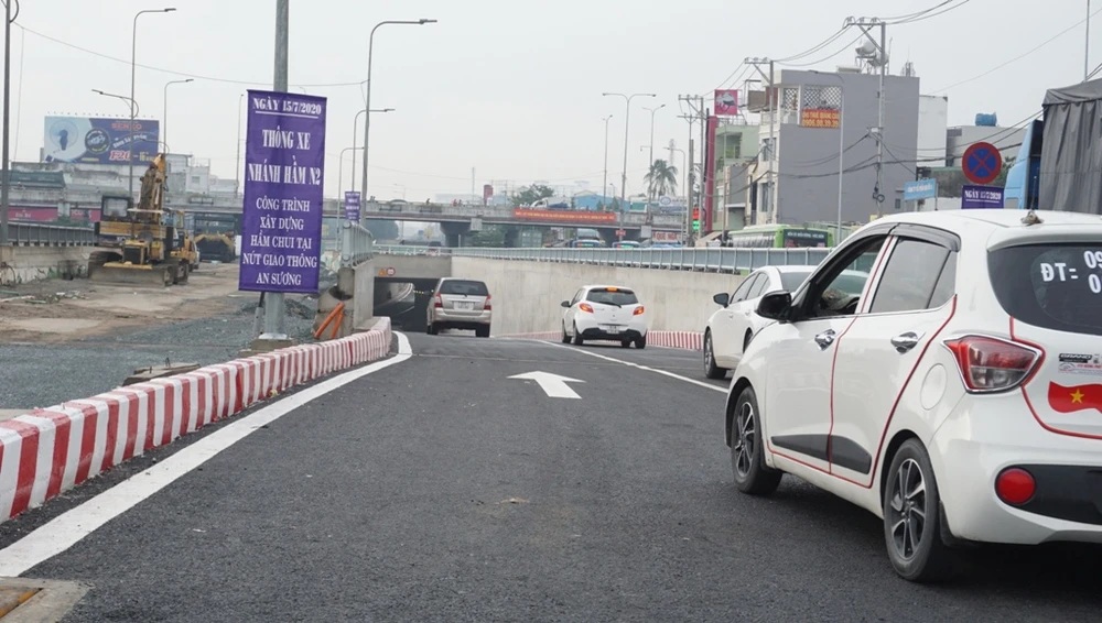 ham-chui-an-suong-thong-xe-5