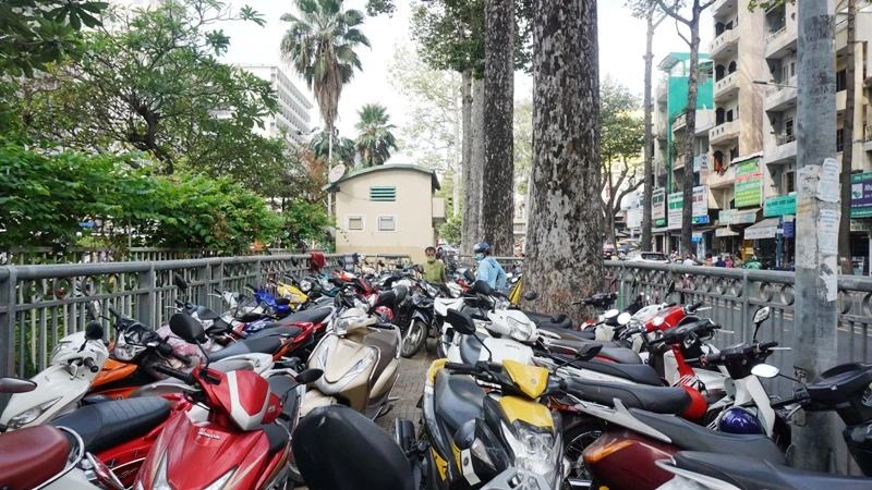 bai-giu-xe-cong-vien-tao-dan-1