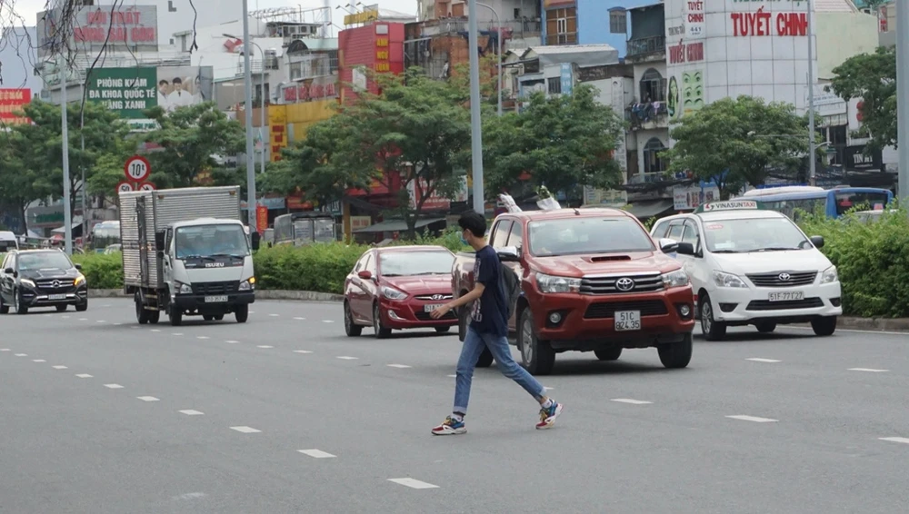 nguoi-dan-bang-qua-duong-9