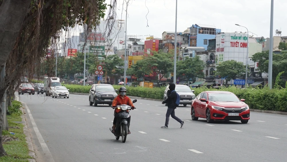 nguoi-dan-bang-qua-duong-11