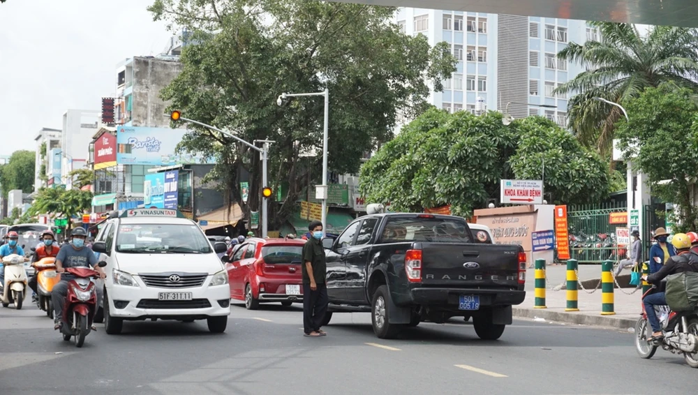 nguoi-dan-bang-qua-duong-4