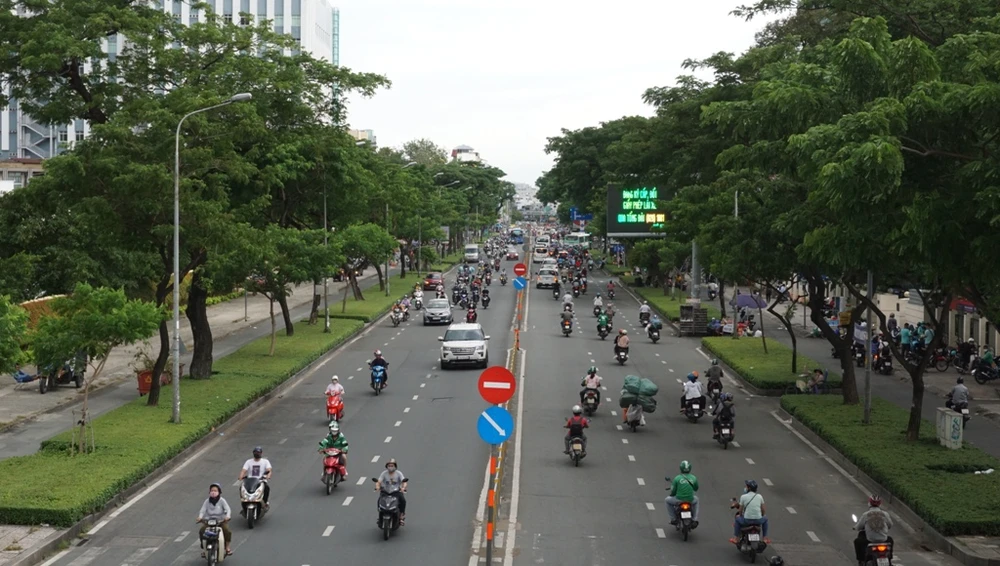 nguoi-dan-bang-qua-duong-6