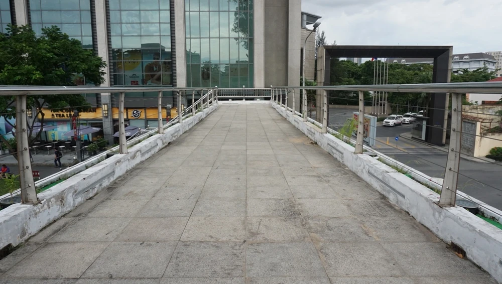 nguoi-dan-bang-qua-duong-7